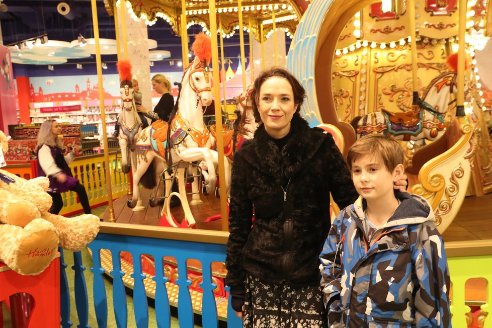 Tereza Kostková vyrazila se synem Tondou do hračkářství Hamleys, kde se chlapec nechal inspirovat na dárky k Vánocům.