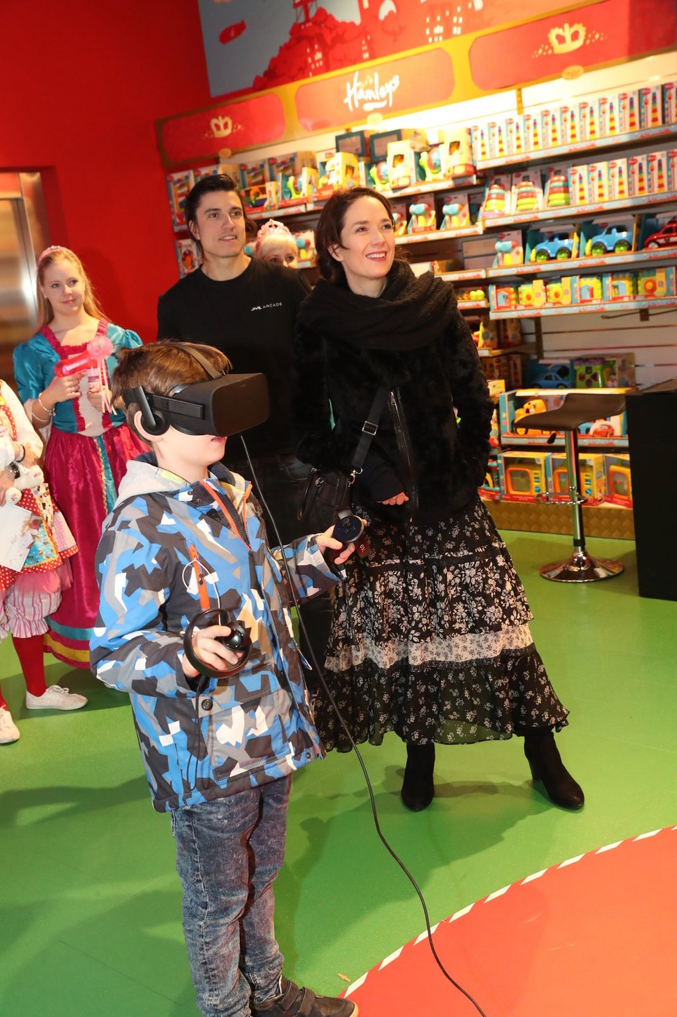 Tereza Kostková vyrazila se synem Tondou do hračkářství Hamleys, kde se chlapec nechal inspirovat na dárky k Vánocům.