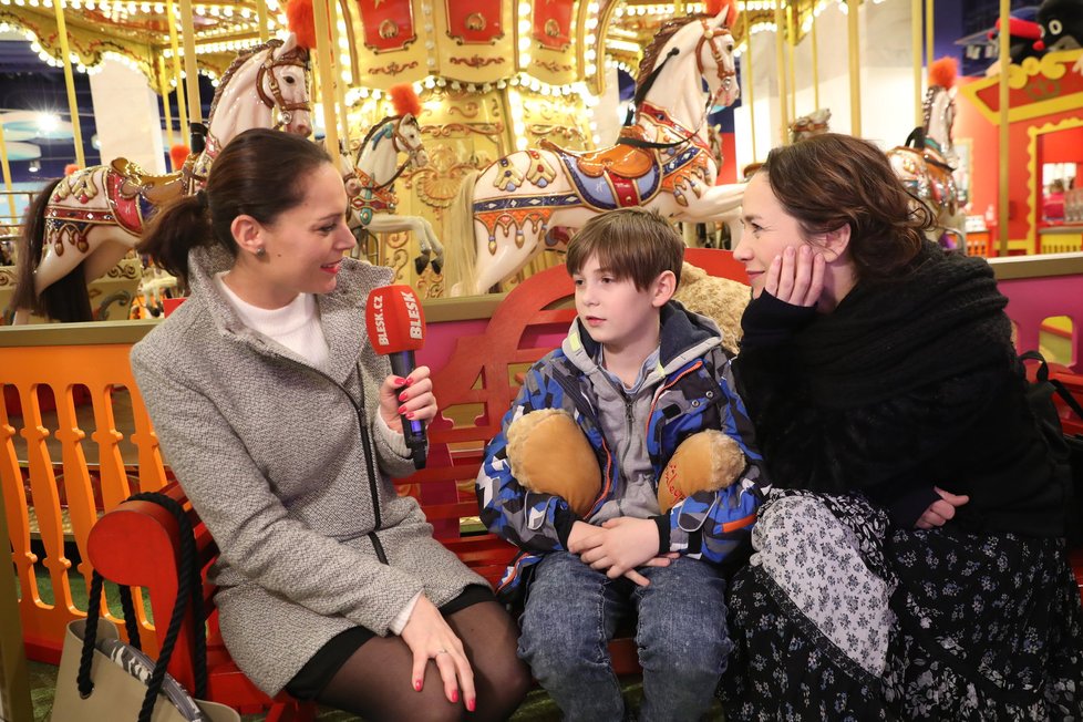 Tereza Kostková vyrazila se synem Tondou do hračkářství Hamleys, kde se chlapec nechal inspirovat na dárky k Vánocům.