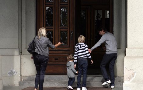 Za Terezou do porodnice přišel partner Burak, syn Tobias, dcera Mína i maminka