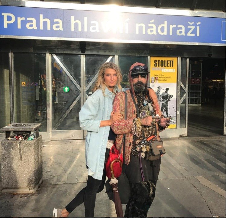 Tereza Maxová na prohlídce Prahou Pragulic s Karimem. 
