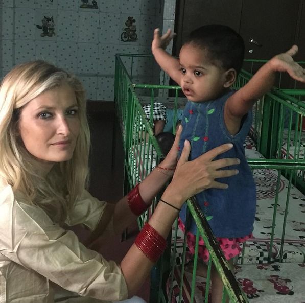 Během pobytu v Indii navštívila několik sirotčinců.