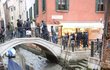 Benátky jsou momentálně na suchu a gondoly v bočních kanálech »parkují« v bahně