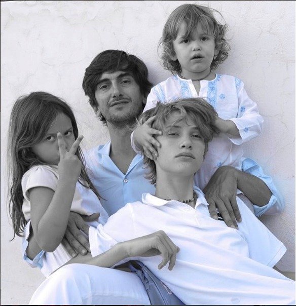 Burak a tři děti Maxové (zleva) Mina, Tobias, Aiden.