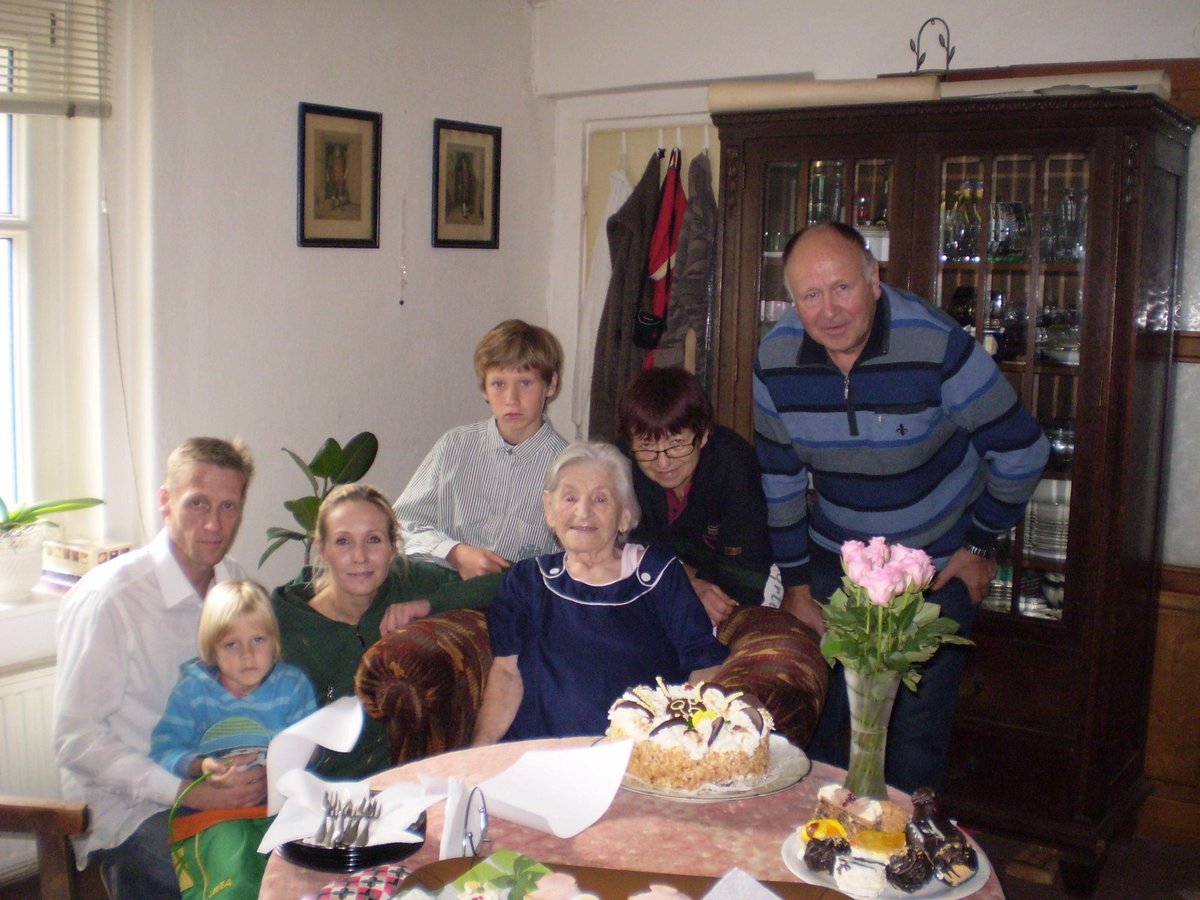 Kompletní rodina Beranových i s Terezou během oslavy babiččiných narozenin.