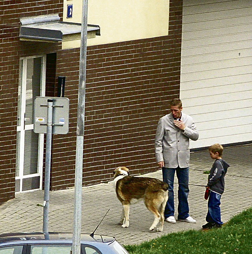 Jiří Chlebeček s malým Samuelem venčí psa