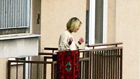Moderátorka na balkoně bytu, kde ještě nedávno s Chlebečkem bydlela