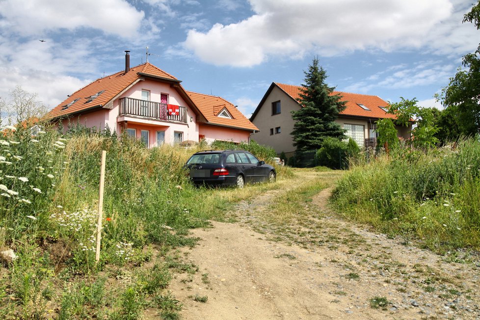 Nezpevněná příjezdová cesta a neposekaná tráva nepůsobí při příjezdu k Tereze Pergenerové moc dobře