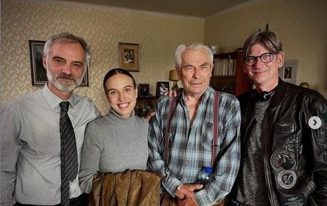 Tereza Ramba na natáčení s kolegy (zleva) Ivanem Trojanem, Aloisem Švehlíkem a režisérem Jiřím Strachem.
