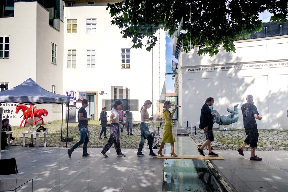 Fotky ze zkoušky představení Meda vznikly v Sovových mlýnech, které Mládková zachránila