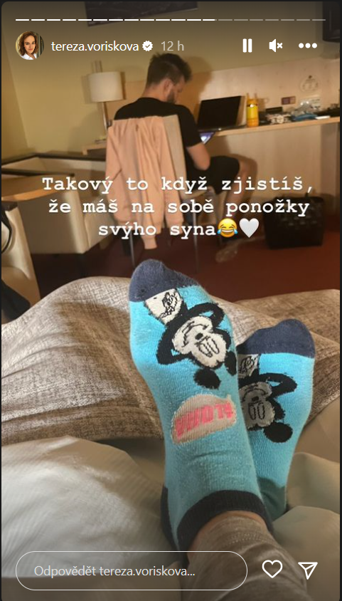 Tereza Ramba si omylem oblékla synovi ponožky.