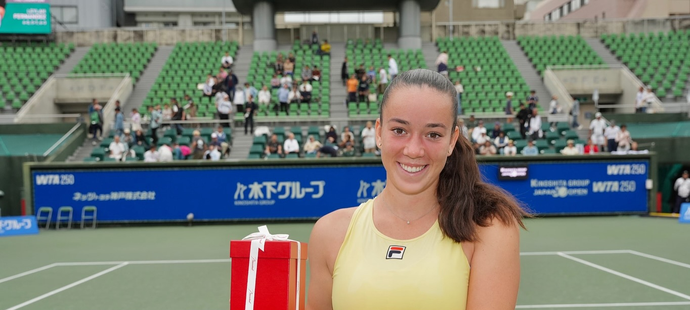 Se zabalenou trofejí se Terka pomazlila jen na kurtu.