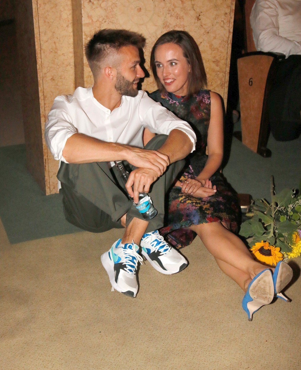 Tereza Voříšková s přítelem Matějem Rambou na premiéře filmu Chata na prodej seděli na zemi.