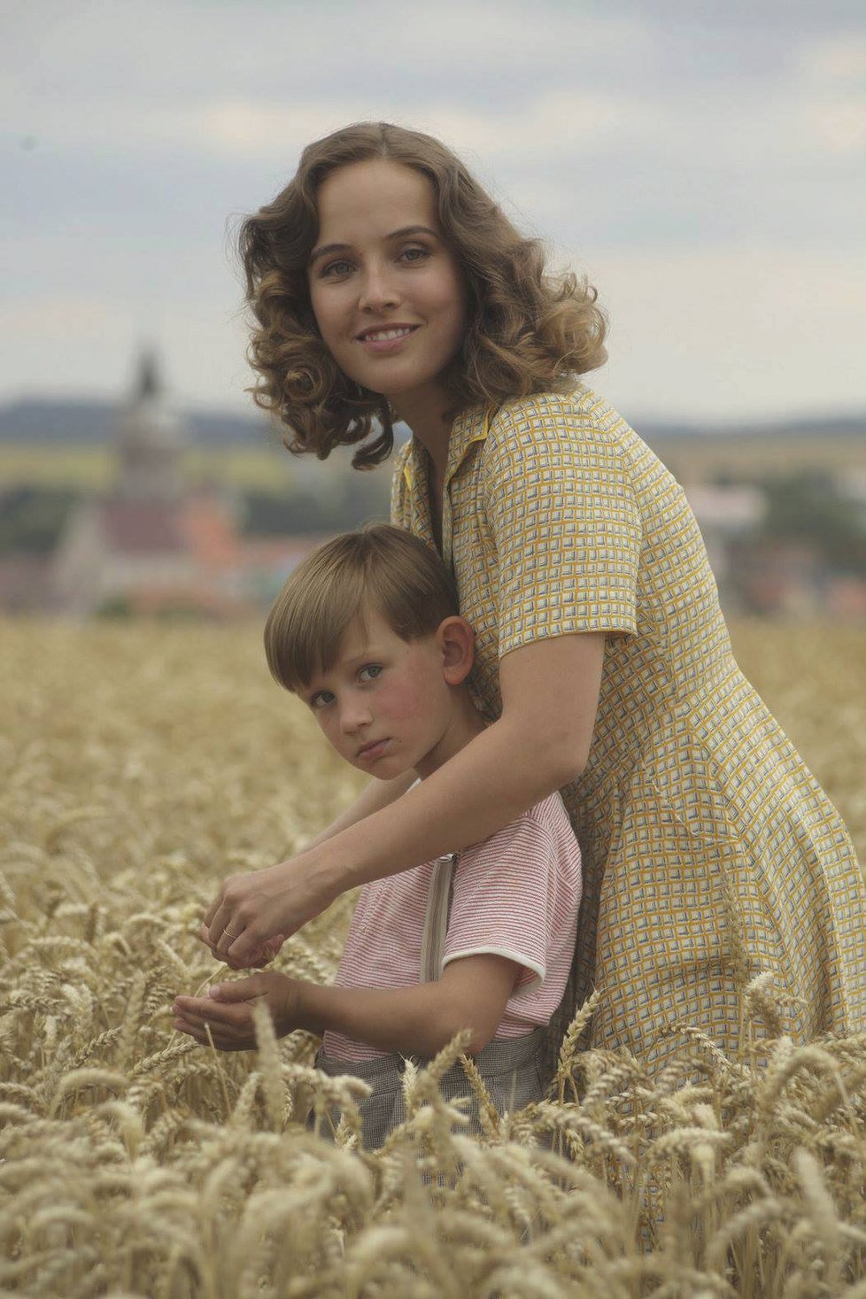 Po strništi bos: Tereza si zahrála maminku filmového Edy.