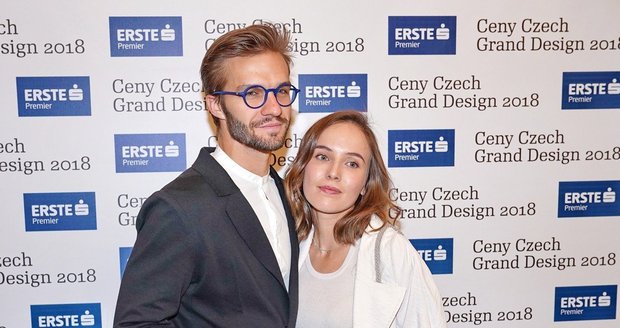 Zamilovaná Tereza Voříšková cukrovala s přítelem na cenách designu. Skvělý outfit zabila od kotníků dolů.