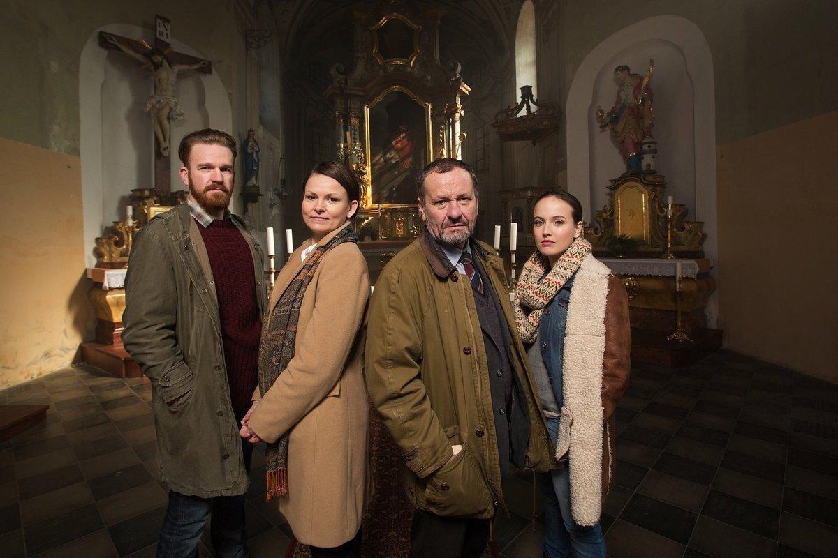 V Případech pro exorcistu hraje po boku Stanislava Majera (zleva), Kláry Melíškové a Miroslava Krobota.