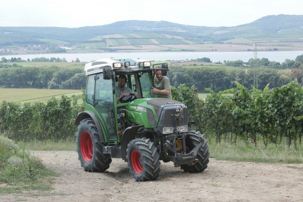 Lukáš Langmajer si zkusil řídit traktor.