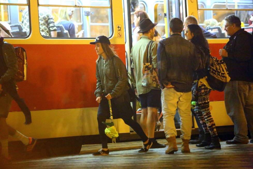 Tereza Voříšková čekala s partou kolegů na tramvaj.