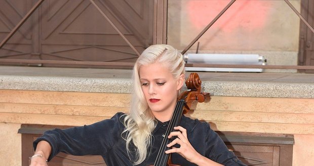 Terezie Kovalová je nejen krásná, ale také nadaná violoncellistka
