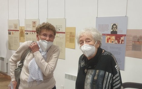 Helga Weissová- Hošková (vpravo) se svojí kamarádkou na výroční akci ghetta v Terezíně.