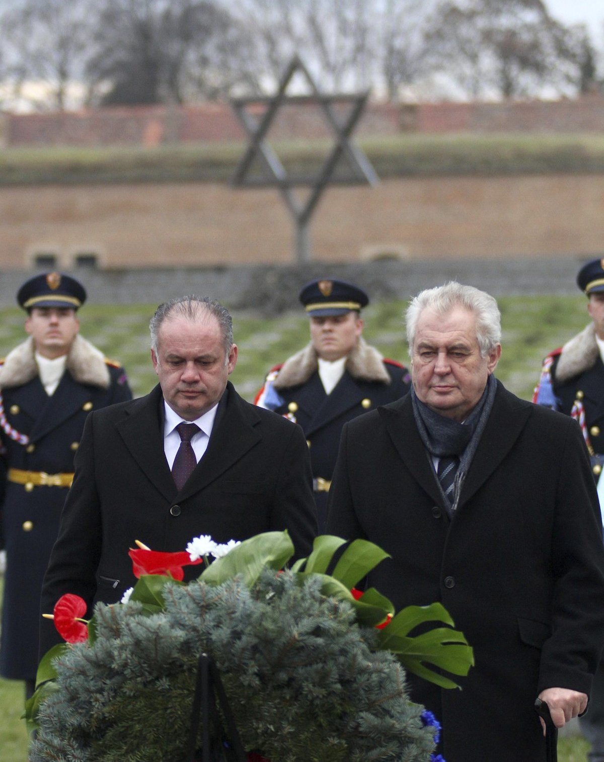 Prezidenti Zeman a Kiska uctili v Terezíně oběti holokaustu.