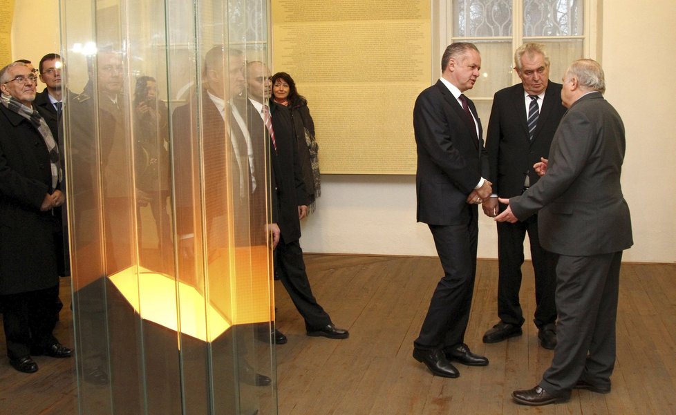 Prezident ČR Miloš Zeman se slovenským prezidentem Andrejem Kiskou navštívili 26. ledna muzeum Terezínského ghetta.