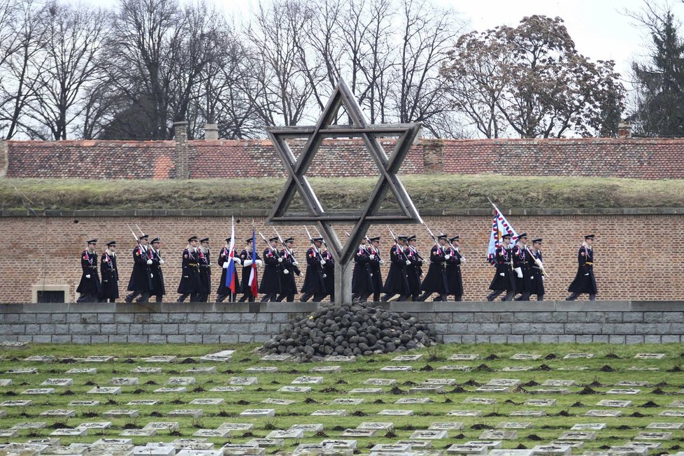 Prezident Miloš Zeman spolu se slovenským prezidentem Andrejem Kiskou uctili na Národním hřbitově v Terezíně památku obětí holokaustu.