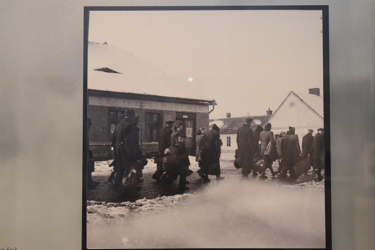 Fotografie zobrazující průvod Židů, kteří museli dojít pěšky do Terezína.