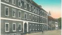Původně Velká pěchotní kasárna byla dostavěna před rokem 1783 a sloužila k ubytování až 1 500 vojáků terezínské posádky. Spolu s Magdeburskými (Jezdeckými) kasárnami se jedná o největší objekt v Terezíně.