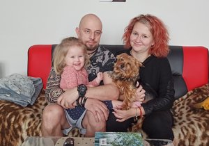 Terezka (2) z Vendryně na Třinecku doslala do vínku vzácnou nemoc, která ji zřejmě nedovolí dospět. Na fotce s maminkou Kristýnou Goczolovou (30) a nevlastním tatínkem René Bystroněm (43).