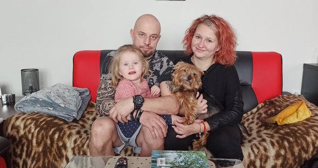 Terezka (2) z Vendryně na Třinecku doslala do vínku vzácnou nemoc, která ji zřejmě nedovolí dospět. Na fotce s maminkou Kristýnou Goczolovou (30) a nevlastním tatínkem René Bystroněm (43).