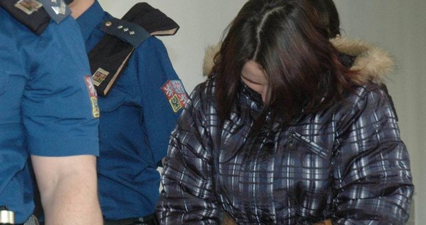 Veronika S. (27) dorazila k soudu s želízky na rukou připoutanými k opasku zvaný „medvěd“. Vězeňská stráž tak vodí zvlášť nebezpečné zločince.   