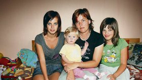 O Terezku se kromě maminky Soni starají ještě sestry Veronika (vlevo) a Eliška (vpravo)