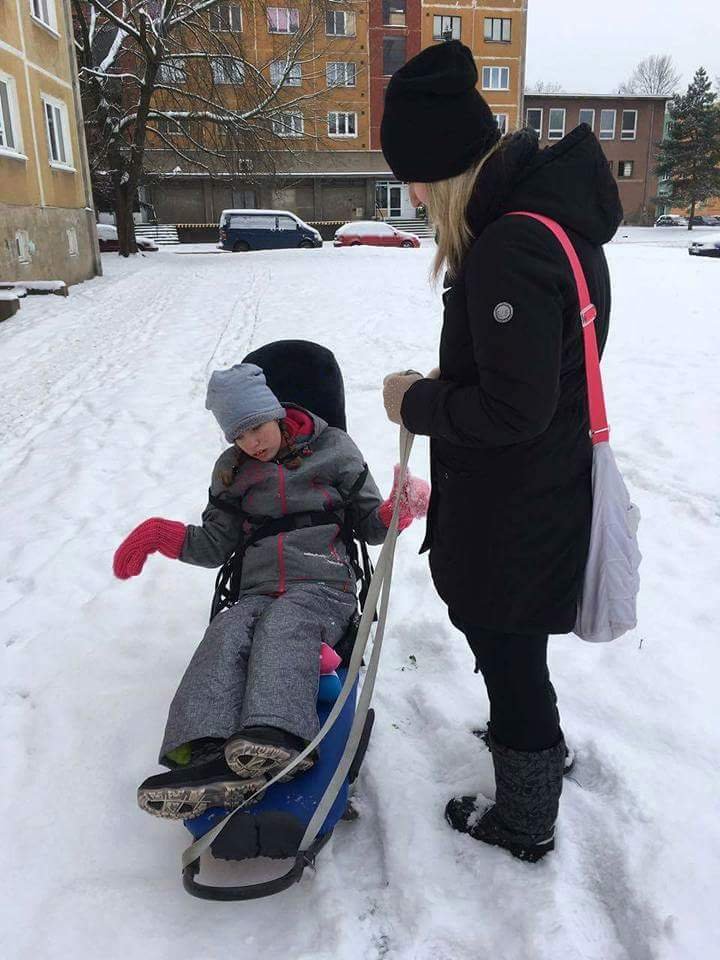 Terezka prodělala mozkovou obrnu. Nemůže se hýbat.