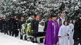 Mši sloužilo šest saleziánských kněží, Terezka byla silně věřící. Je proto zvláštní, že by se rozhodla vzít si život