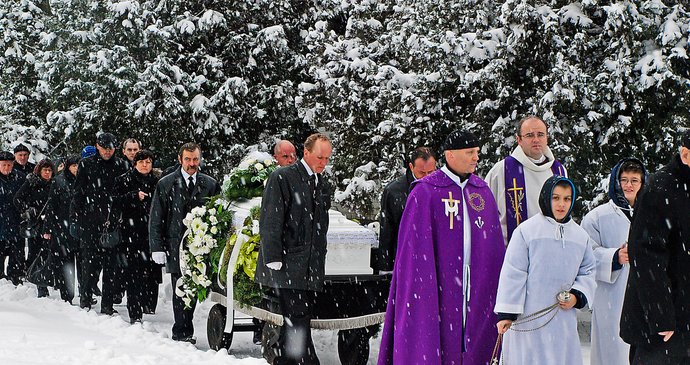 Mši sloužilo šest saleziánských kněží, Terezka byla silně věřící. Je proto zvláštní, že by se rozhodla vzít si život