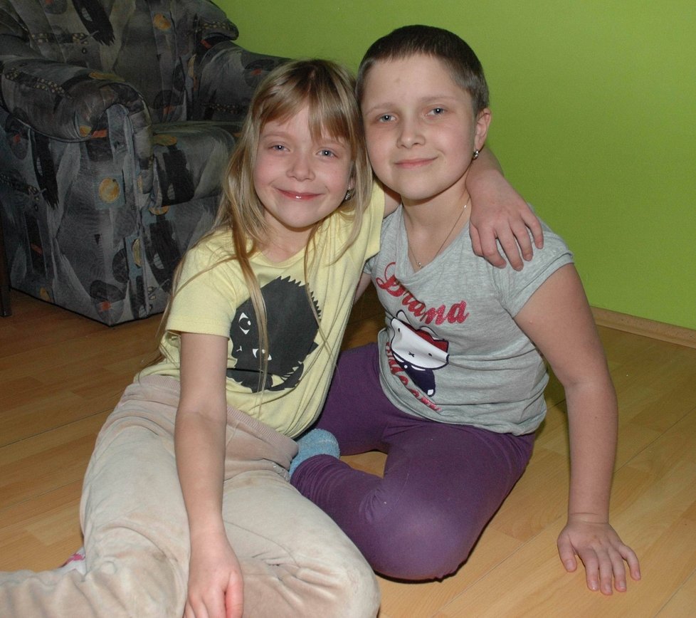 Oporou Terezky Švagrové (10) je v její těžké nemoci i její mladší sestřička Lucie (vlevo)