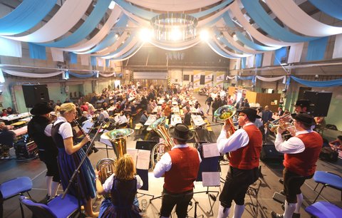 Malý Oktoberfest: Bavoři mají v Plzni Treffpunkt, předvedou pivo, jídlo i kulturu