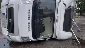 Tornádo zřejmě zasáhlo Termální koupaliště Podhájská. Silný vítr převrátil karavan s českou rodinou!