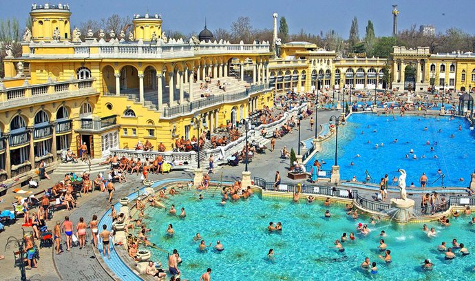 Széchenyiho termální lázně jsou nejrozsáhlejšími léčebnými lázněmi v Evropě a zároveň i jedněmi z nejkrásnějších v Maďarsku.