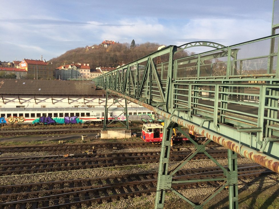 Smíchovská lávka dlouhá léta sloužila pro bezpečný pěší přechod ze Smíchova do Radlic. S ohledem na budoucí změny však už pro ni na mapách nezbude místo. Nahradí ji nová, modernější.