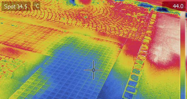 Takové rozdíly vznikají při horku v centru Prahu. Na přímém slunci spalující peklo, pod stromy chládek, naměřila termokamera.