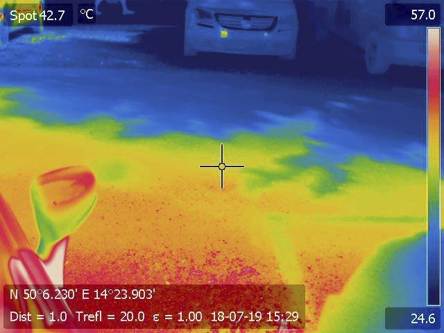 Takové rozdíly vznikají při horku v centru Prahu. Na přímém slunci spalující peklo, pod stromy chládek, naměřila termokamera.