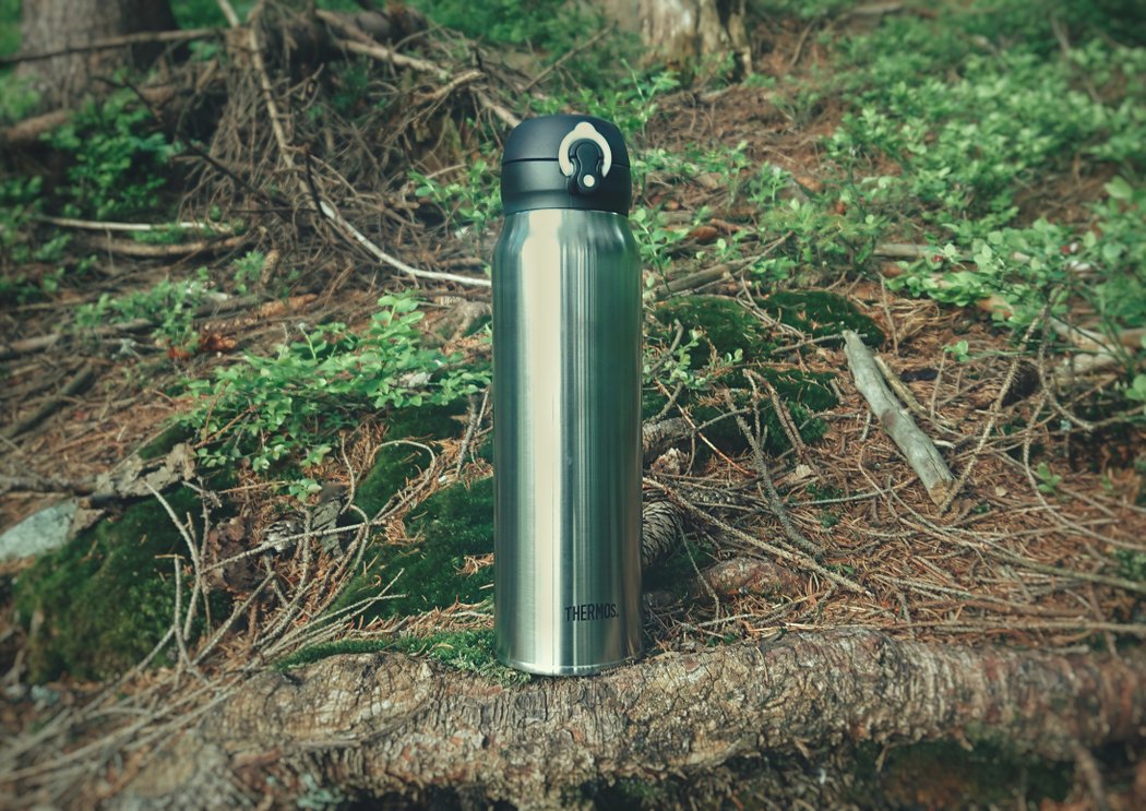 Thermos - mobilní termohrnek, neboli termoska, ze které lze pít bez přelívání.