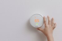 Nest má nový chytrý termostat, který téměř splyne se zdí