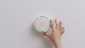 Nest má nový chytrý termostat, který téměř splyne se zdí 