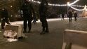 Policejní hlídka u betonových zátarasů na Moravském náměstí