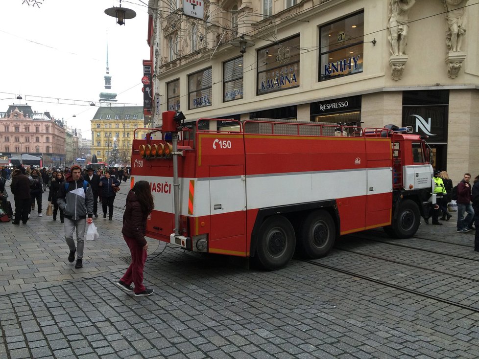 Průjezd z Masarykovy třídy na náměstí Svobody blokuje hasičská cisterna
