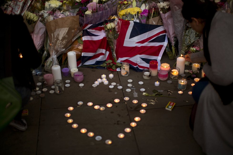 Lidé si připomněli oběti teroru v Manchesteru.