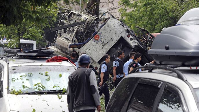 Útok na policejní autobus v Istanbulu.